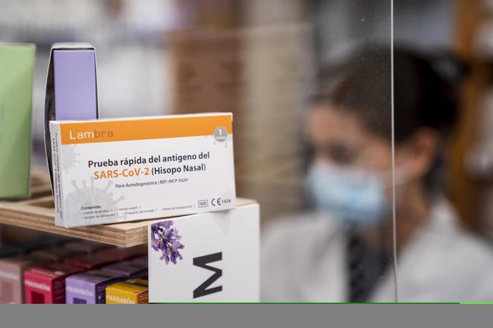 Archivo - Una prueba rápida del antígeno del por SARS-CoV-2  en una farmacia 