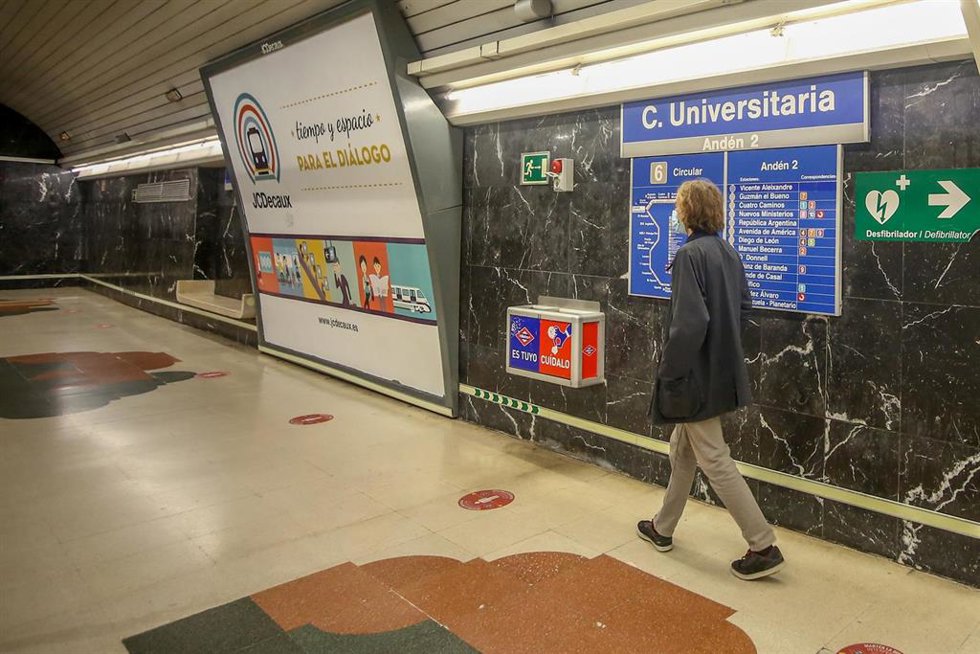 Archivo - Una persona camina por un andén de la Estación de Metro de Ciudad Universitaria.