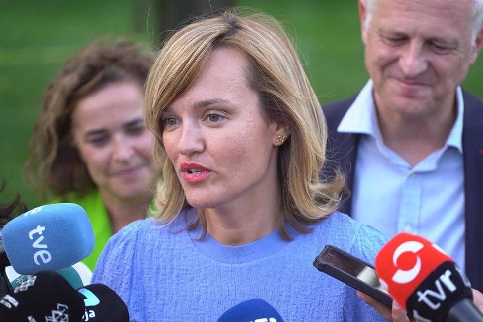 La ministra de Educación, Pilar Alegría, ofrece declaraciones a los medios de comunicación a su llegada a un acto público del PSOE, en el Parque de la Ribera de Logroño, a 2 de septiembre de 2022, en Logroño, La Rioja (España).