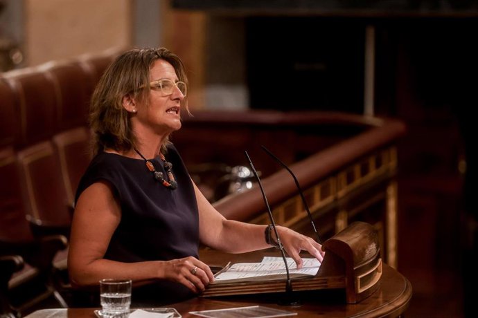 La vicepresidenta y ministra para la Transición Ecológica y el Reto Demográfico, Teresa Ribera, interviene en una sesión plenaria, en el Congreso de los Diputados, a 25 de agosto de 2022, en Madrid (España). El curso político vuelve tras el parón estiva