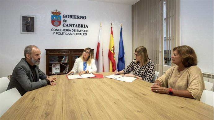 La consejera de Empleo y Políticas Sociales, Eugenia Gómez de Diego, firma el convenio con el Colegio Oficial de Graduados Sociales para la difusión de la responsabilidad social de las empresas