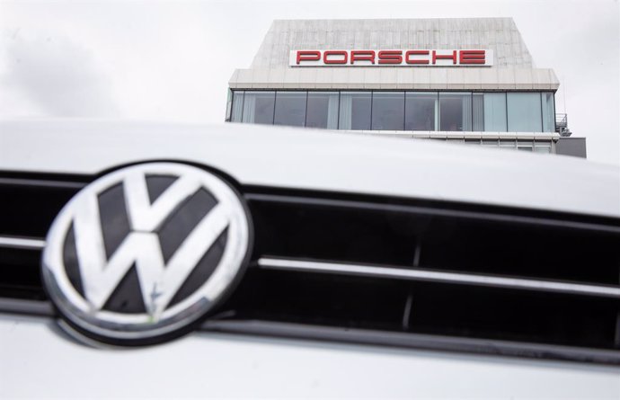 Archivo - FILED - 22 February 2022, Baden-Wuerttemberg, Stuttgart: The Volkswagen logo is pictured on a car at Porsche's headquarters in Stuttgart-Zuffenhausen. The Volkswagen Group supervisory board is meeting on Monday to discuss the listing of sports