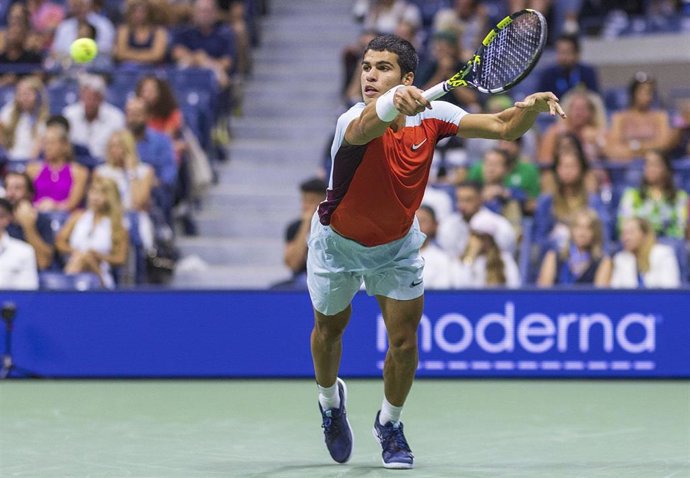 Carlos Alcaraz intenta devolver una pelota en su partido ante Marin Cilic en los octavos de final del US Open 2022