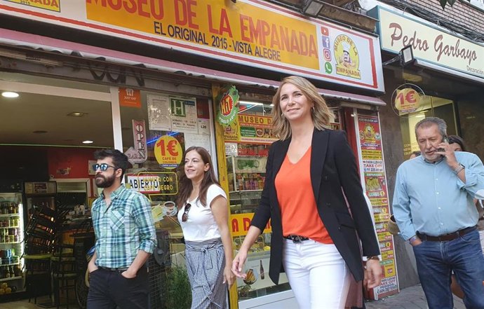 La portavoz socialista en el Ayuntamiento de Madrid, Mar Espinar, recorre Carpetana (Carabanchel) con vecinos de la zona