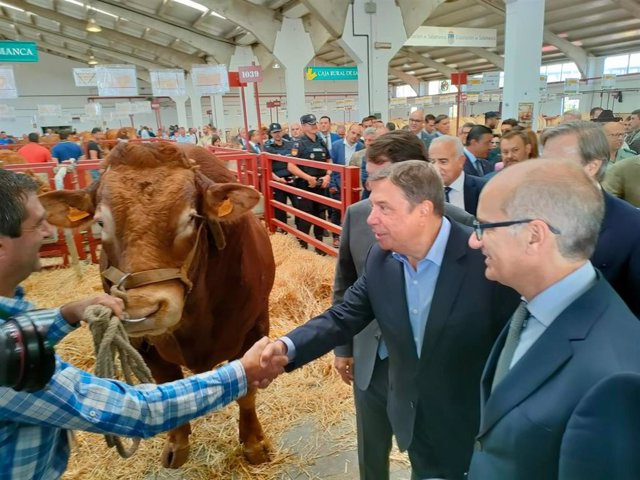 El ministro Luis Planas saluda a un ganadero en la feria 'Salamaq'.