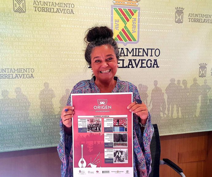 La concejala Esther Vélez con el cartel de 'La Cultura Contraataca'