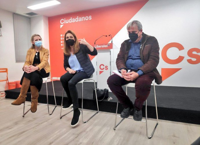 La coordinadora autonómica de Ciudadanos en la Región de Murcia, María José Ros, en el centro