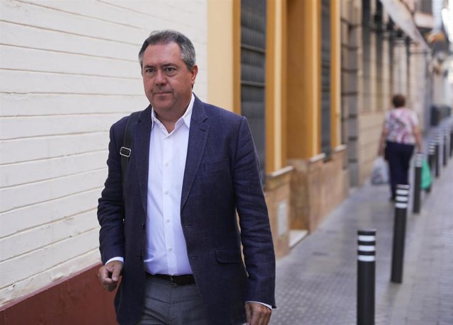 El secretario general del PSOE-A, Juan Espadas, llega a la rueda de prensa antes de mantener una reunión de trabajo con secretarios provinciales del PSOE de Andalucía a 05 de septiembre 2022. (Foto de archivo).