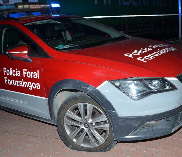 Daños en el vehículo de Policía Foral con el que chocó un hombre que se saltó un control.