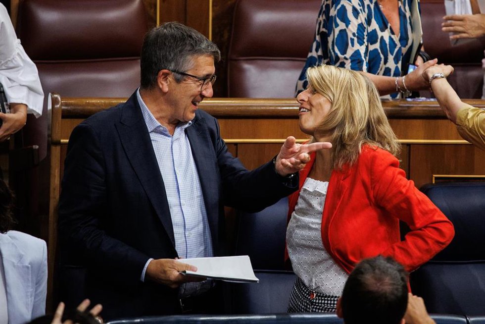 El portavoz del Grupo Parlamentario Socialista en el Congreso de los Diputados, Patxi López y la vicepresidenta segunda y ministra de Trabajo y Economía Social, Yolanda Díaz, conversan durante una sesión plenaria, en el Congreso de los Diputados.