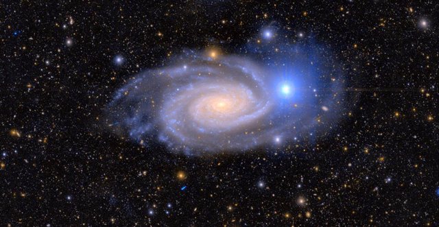 Una de las nueve galaxias observadas (NGC 3338). Esta galaxia espiral está a unos 76 millones de años luz de distancia con una masa similar a la Vía Láctea.