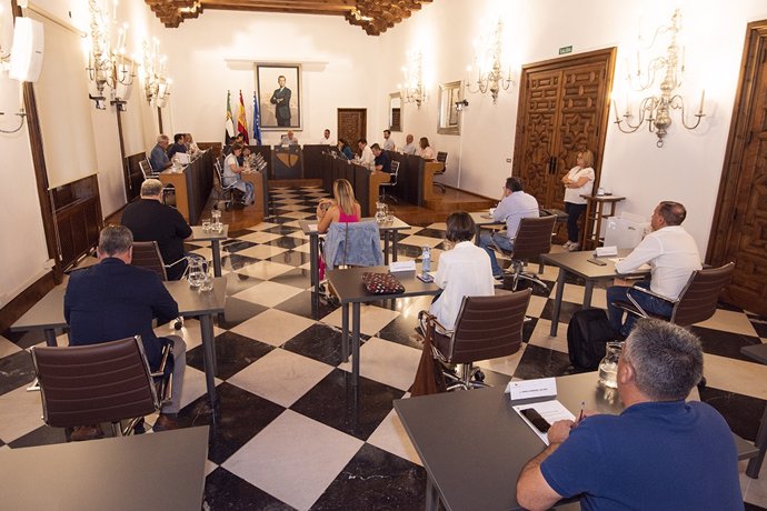 Pleno extraordinario de la Diputación de Cáceres celebrado este martes