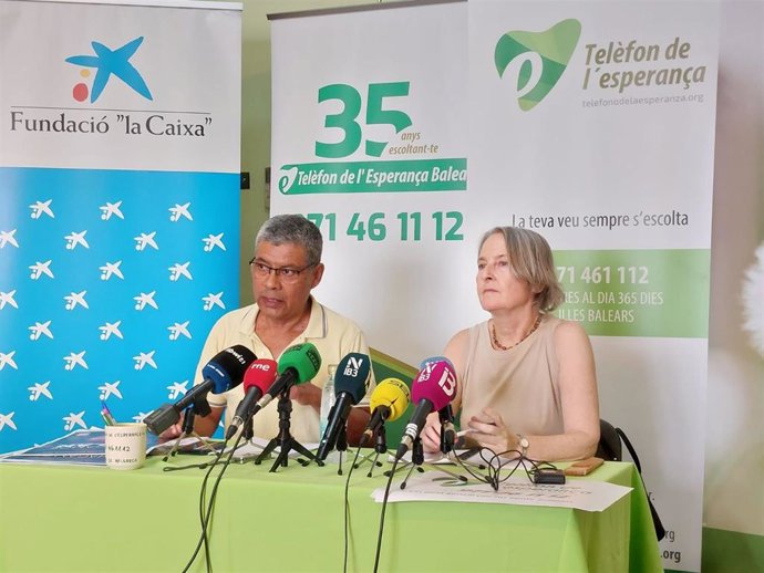 La presidenta del Teléfono de la Esperanza en Baleares, Antonia Serra, y el portavoz, Lino Salas.