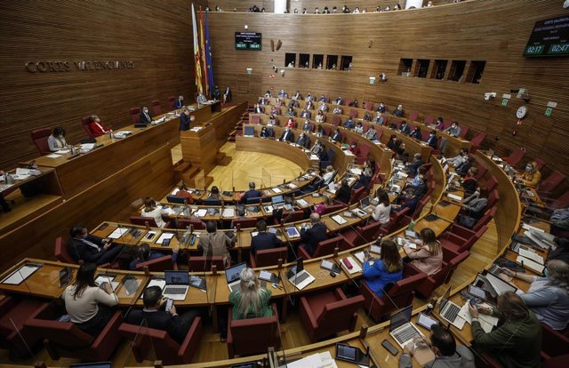 Archivo - Vista general de una sesión de control de Les Corts