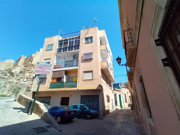 Uno de los edificios en la calle Hércules que será demolido para despejar la vista hacia la Alcazaba de Almería.