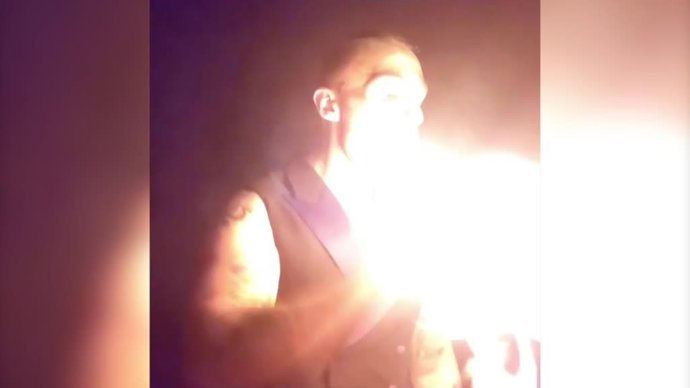 Este hombre se atreve a hacer trucos...¡Respirando fuego!