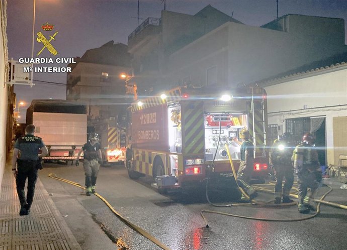 Agentes de la Guardia Civil rescatan a un hombre que trataba de sofocar un incendio originado en su vivienda, en el término municipal de Jumilla (Murcia)