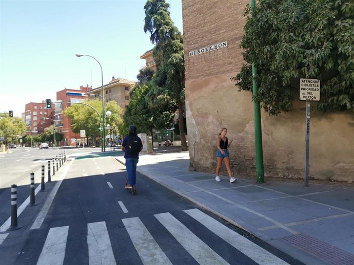Se ha mejorado la convivencia de los peatones con los ciclistas en puntos como la Iglesia de San Hermenegildo, en la Ronda Histórica de Sevilla.