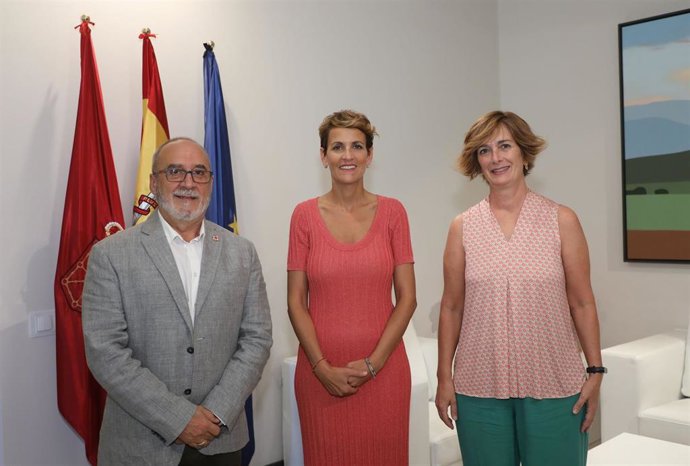 El consejero de Universidad, Innovación y Transformación Digital, Juan Cruz Cigudosa, la presidenta Chivite, y la directora del Centro Asociado de la UNED en Pamplona, Teresa Imízcoz