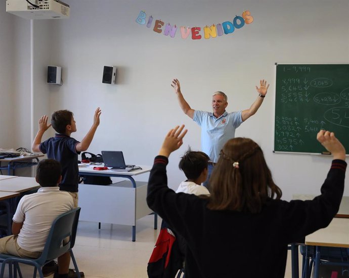 Un profesor da clase el día del inicio del curso en el colegio de la Alameda de Osuna, a 5 de septiembre de 2022, en Madrid (España).