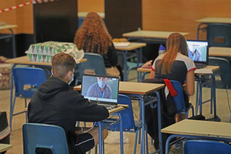 Archivo - Alumnos atienden desde su ordenador clases virtuales impartidas en el Colegio Ábaco, en Madrid (España), a 17 de septiembre de 2020. E