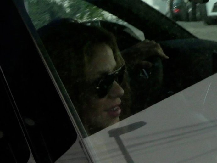 Shakira sale de su casa para llevar a sus hijos al colegio