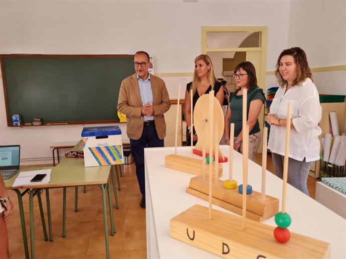 El consejero Felipe Faci ha visitado el CEIP 'Valero Serrano'.