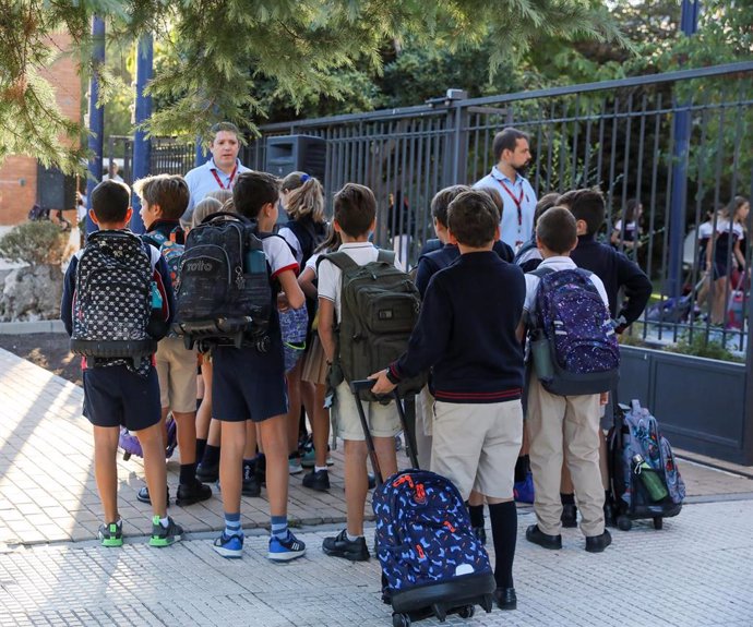 Varias niños a la entrada del colegio de la Alameda de Osuna