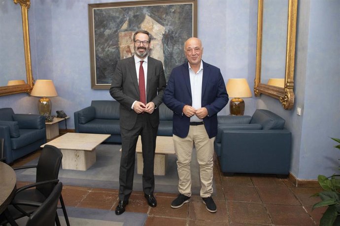 El presidente de la Diputación de Córdoba, Antonio Ruiz (dcha.), en su primera reunión con el nuevo delegado de la Junta de Andalucía en Córdoba, Adolfo Molina.