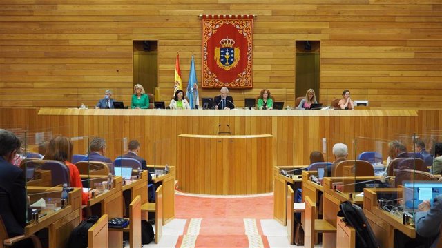 Archivo - Mesa del Parlamento de Galicia en el pleno del 15 de junio de 2022.