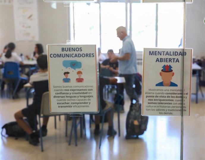 Varios niños en un aula el día del inicio del curso en el colegio de la Alameda de Osuna.