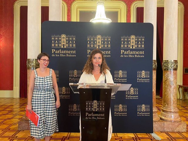 La portavoz adjunta del PSIB en el Parlament, Sílvia Cano, junto con la portavoz de la formación en la Cámara, Pilar Costa, en una rueda de prensa.