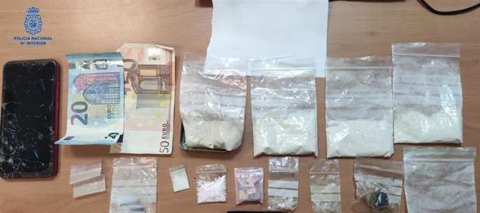 Sustancias y dinero hallado entre las pertenencias de un detenido.