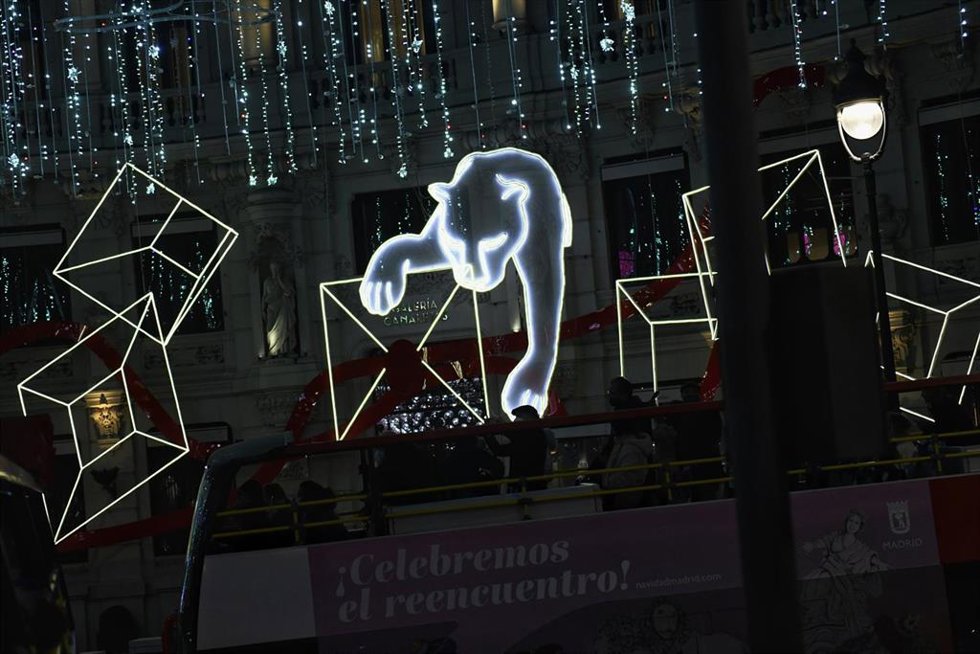 Archivo - Luces de Navidad desde el autobús Naviluz el primer día de la puesta en marcha del servicio en 2021.