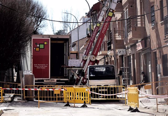 Archivo - Un camión en la demolición de algunas de las casas afectadas por la línea 7B de Metro, a 9 de febrero de 2022, en Madrid (España). 