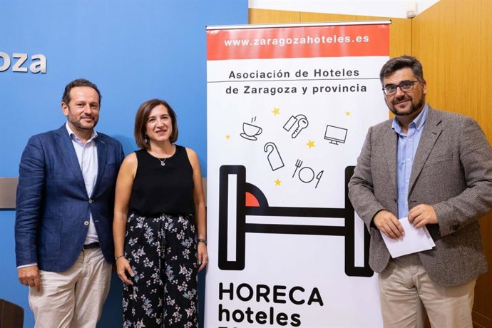 De izquierda a derecha, el presidente de HORECA, Antonio Presencio; la vicealcaldesa y consejera de Cultura y proyección Exterior, Sara Fernández, y el gerente de Zaragoza Turismo, Conrado Molina.