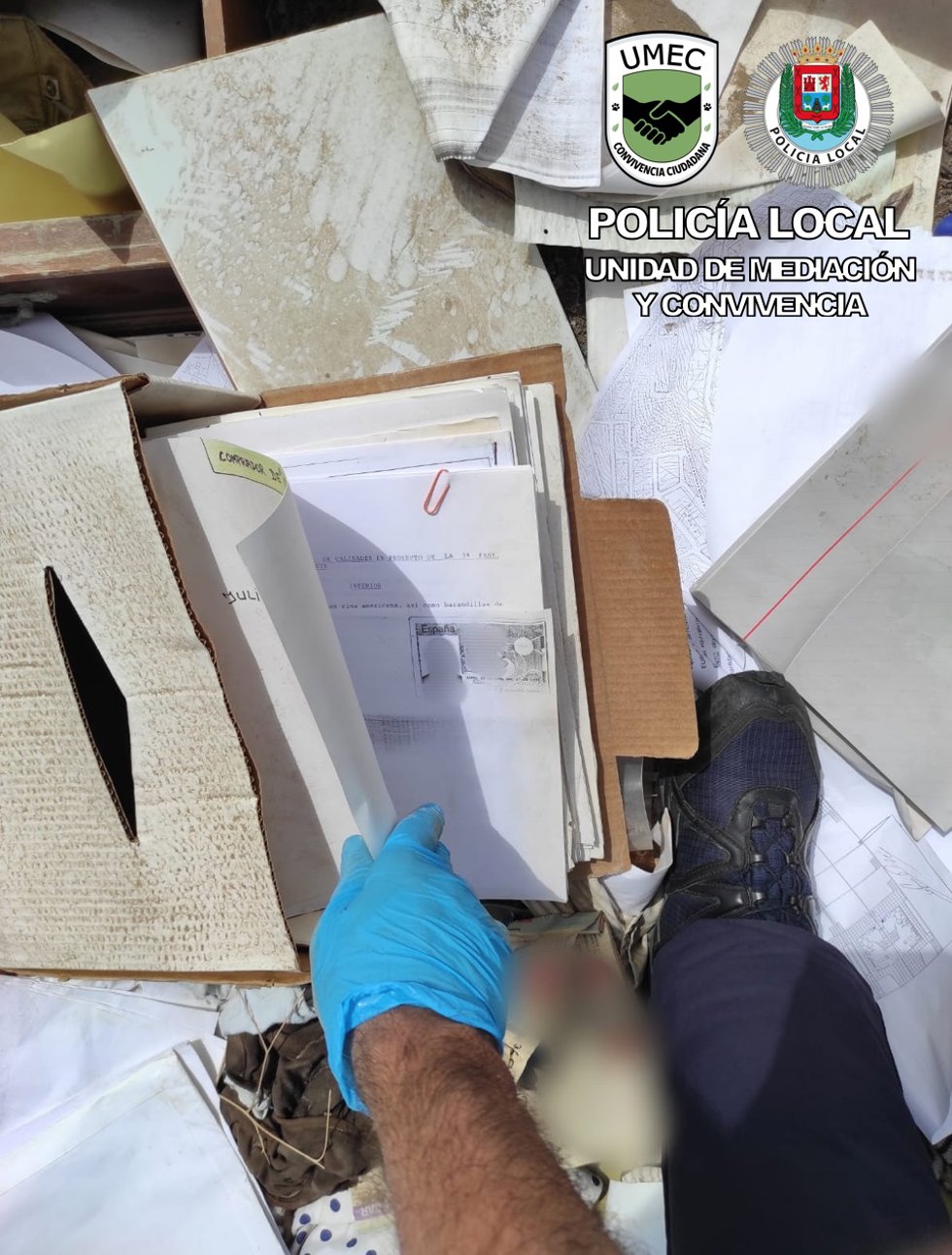 Documentación con datos personales de clientes abandonada en una calle de Las Palmas de Gran Canaria