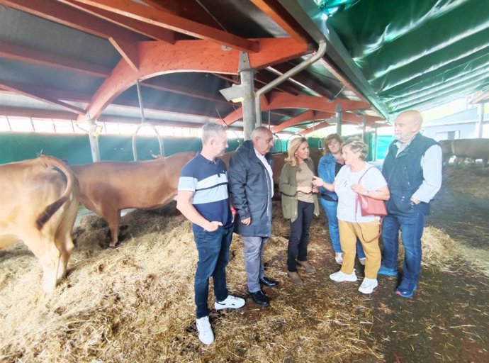 La presidenta del PP, Teresa Mallada, en su visita al Certamen Ganadero de Somiedo.