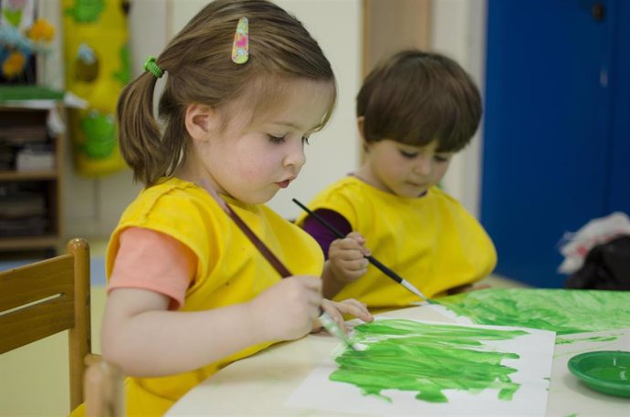 Archivo - Niños pintando.