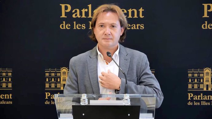 Archivo - El portavoz parlamentario de Vox, Jorge Campos, en una rueda de prensa en la Cámara autonómica.