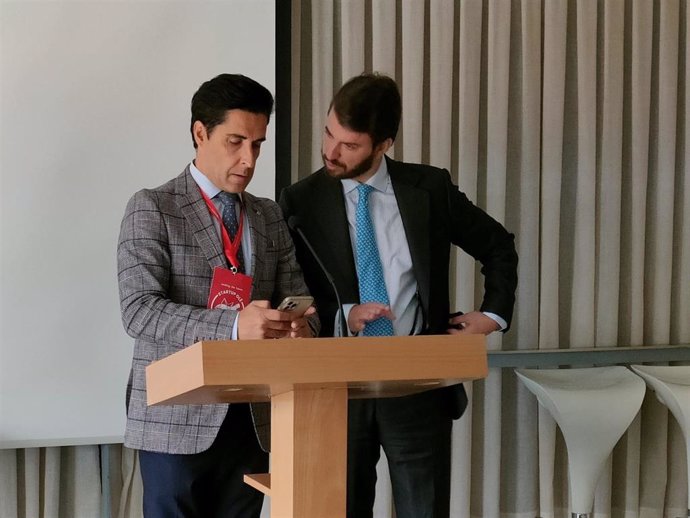 El vicepresidente de la Junta, Juan García-Gallardo (d), junto al CEO de Startup Oleé, Emilio Corchado (i), en el encuentro en Salamanca.