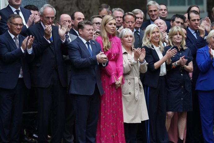 06 September 2022, United Kingdom, London: Carrie Johnson (C), the wife of outgoing prime minister Boris Johnson, joins well-wishers, including Nadine Dorries and Rachel Johnson in Downing Street for the speech of outgoing Prime Minister Boris Johnson b