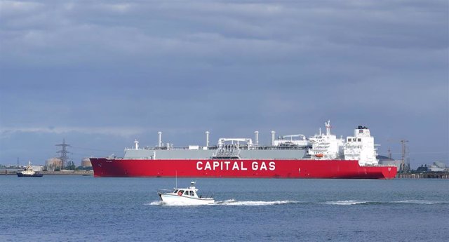 24 August 2022, United Kingdom, Isle Of Grain: The LNG (liquefied natural gas) ship, ATTALOS, arrives at the Isle of Grain terminal, Kent, after travelling from Australia carrying a cargo that originated at the North West Shelf project. The UK is receivin