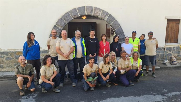 La directora del INAEM, Elena Guinda, con los profesores y alumnos del taller de empleo de Canfranc.