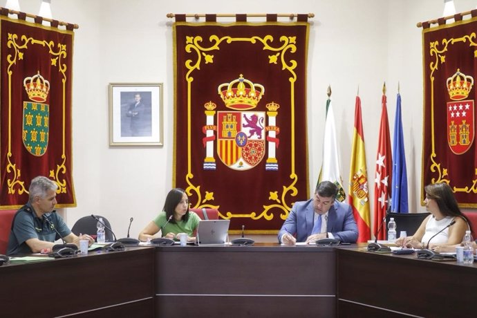 La  delegada del Gobierno en Madrid, Mercedes González, ha presidido la Junta Local de Seguridad junto al alcalde de Galapagar, Alberto Gómez Martín.