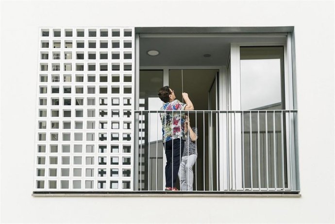 Una persona en uno de los nuevos pisos que el Ayuntamiento destinará a mayores.