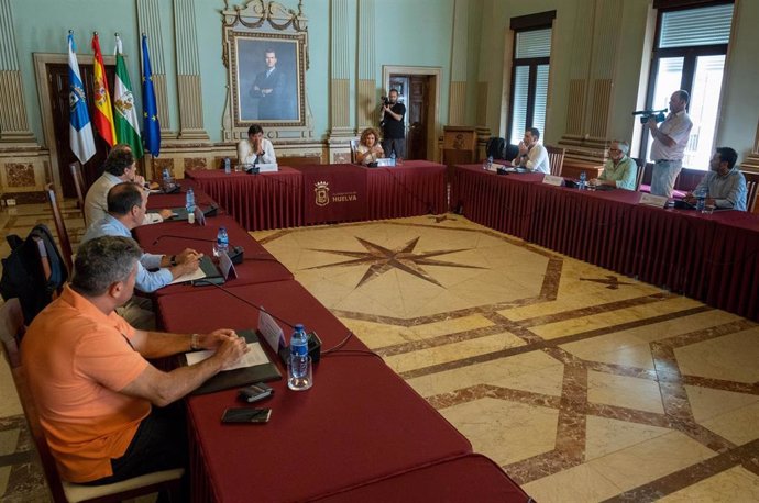 Imagen de la reunión celebrada entre las instituciones en el Ayuntamiento de Huelva este lunes.