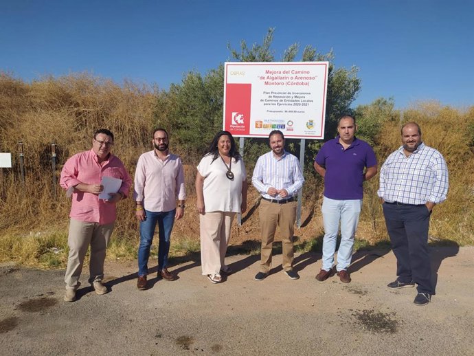 El delegado de Infraestructuras Rurales de la Diputación de Córdoba, Manuel Olmo (tercero por la dcha.), junto a la alcaldesa de Montoro, Dolores Amo.