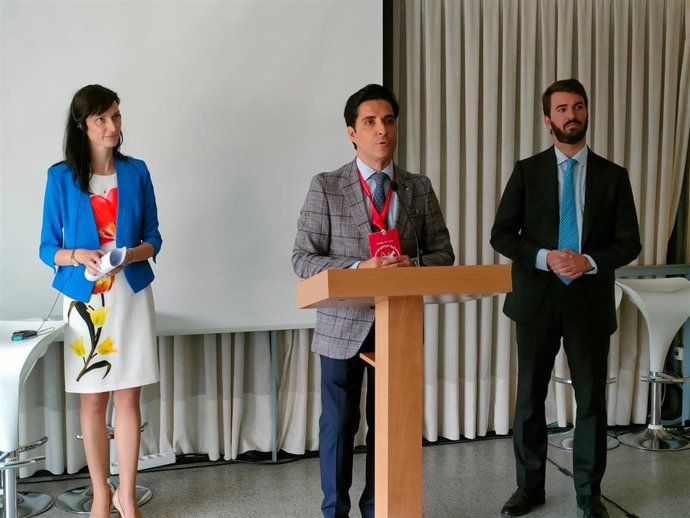 La comisaria Mariya Gabriel (izq) junto al CEO de Startup Olé, Emilio Corchado (centro), y el vicepresidente de la Junta de Castilla y León, Juan García-Gallardo (drcha).