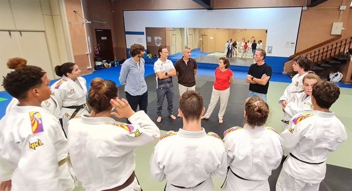 La consellera de Asuntos Sociales y Deportes, Fina Santiago, visita uno de los primeros entrenamientos del nuevo Programa de Tecnificación Deportiva de Yudo.